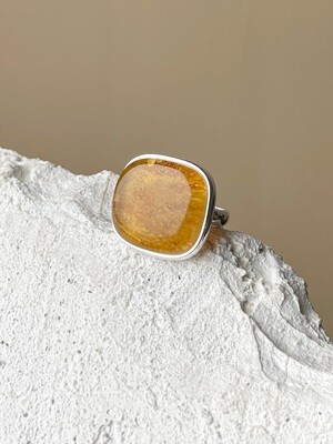 Объемное кольцо с медовым янтарем, размер 17