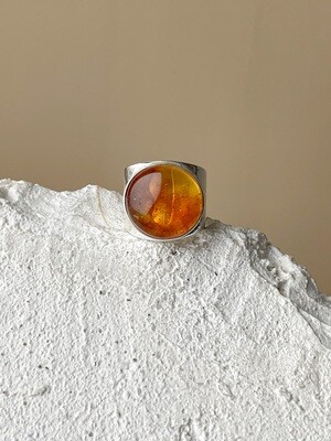 Широкое кольцо с прозрачным янтарем, размер 16,75