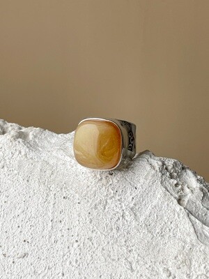 Широкое кольцо с медовым янтарем, размер 17,5