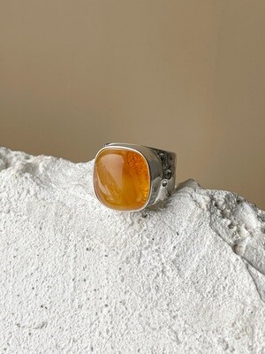 Широкое кольцо с медовым янтарем, размер 17,25