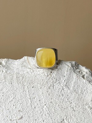 Широкое кольцо с медовым янтарем, размер 17