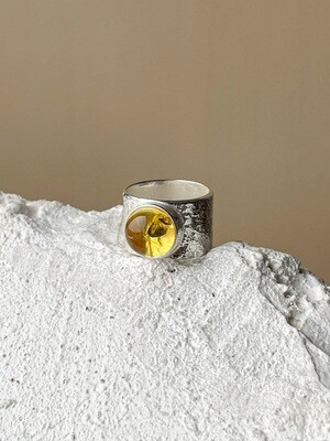Широкое кольцо с медовым янтарем, размер 16