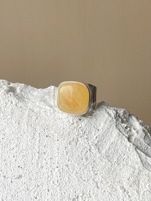 Широкое кольцо с медовым янтарем, размер 16,25