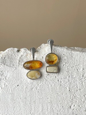 Серебряные асимметричные серьги с медовым янтарем, 3,80гр