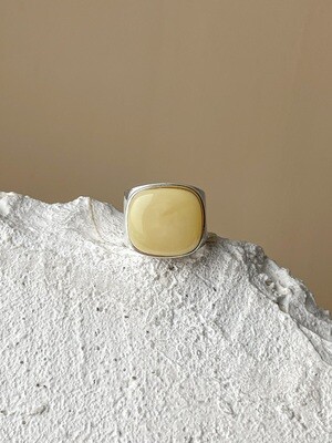 Широкое кольцо с медовым янтарем, размер 16,25