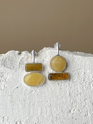 Серебряные асимметричные серьги с медовым янтарем, 5,04гр