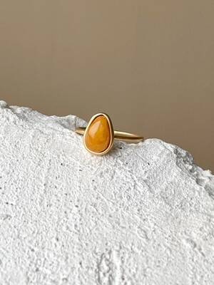 Тонкое кольцо с медовым янтарем, размер 19