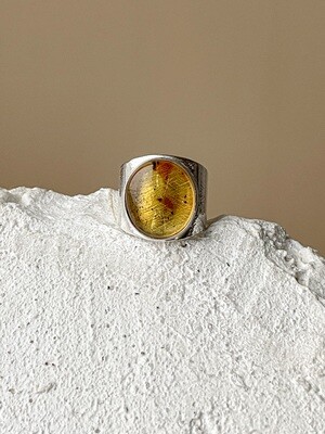 Широкое кольцо с прозрачным янтарем, размер 17,75