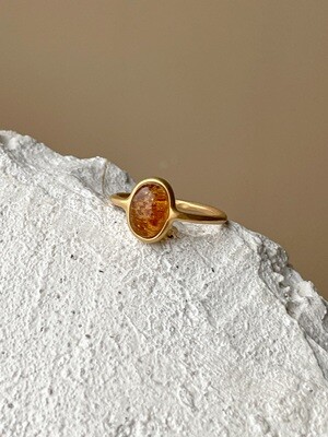 Тонкое кольцо с медовым янтарем, размер 18,25