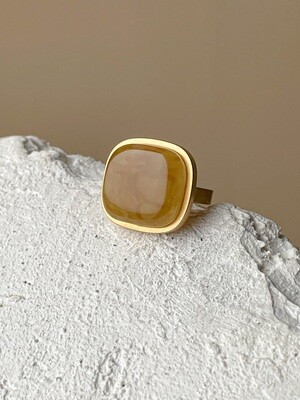 Объемное кольцо с медовым янтарем, размер 17,5