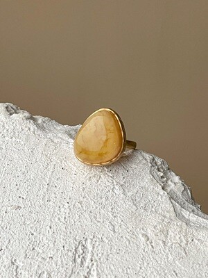 Объемное кольцо с медовым янтарем, размер 18,75