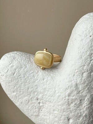 Кольцо в винтажном стиле с медовым янтарем, размер 17,5