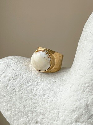 Широкое кольцо с пейзажным янтарем, размер 15,75