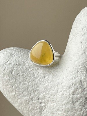 Объемное кольцо с медовым янтарем, размер 16,75