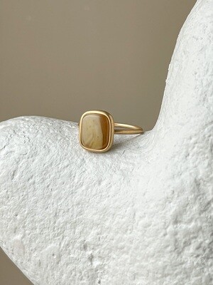 Тонкое кольцо с медовым янтарем, размер 16,5