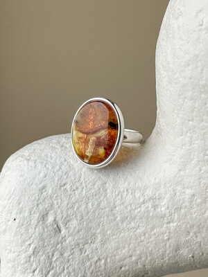 Объемное кольцо с медовым янтарем, размер 16,5