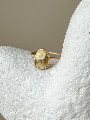 Тонкое кольцо с пейзажным янтарем, размер 18
