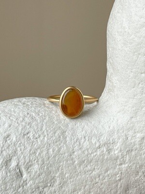 Тонкое кольцо с медовым янтарем, размер 17,5