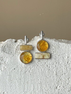 Серебряные асимметричные серьги с медовым янтарем, 4гр