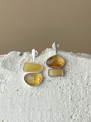 Серебряные асимметричные серьги с медовым янтарем, 4,65гр