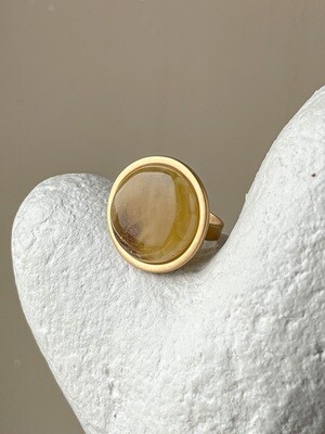 Объемное кольцо с медовым янтарем, размер 18