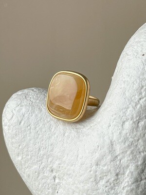 Объемное кольцо с медовым янтарем, размер 16,75
