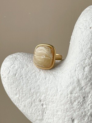 Объемное кольцо с пейзажным янтарем, размер 16,5