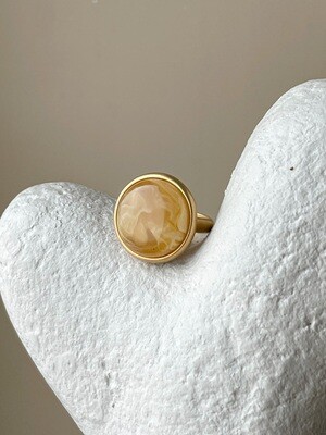 Объемное кольцо с медовым янтарем, размер 16,5