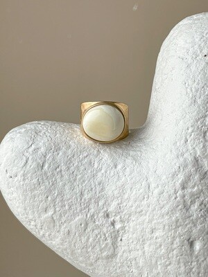 Широкое кольцо с белым янтарем, размер 15,5
