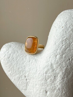 Объемное кольцо с медовым янтарем, размер 16,25