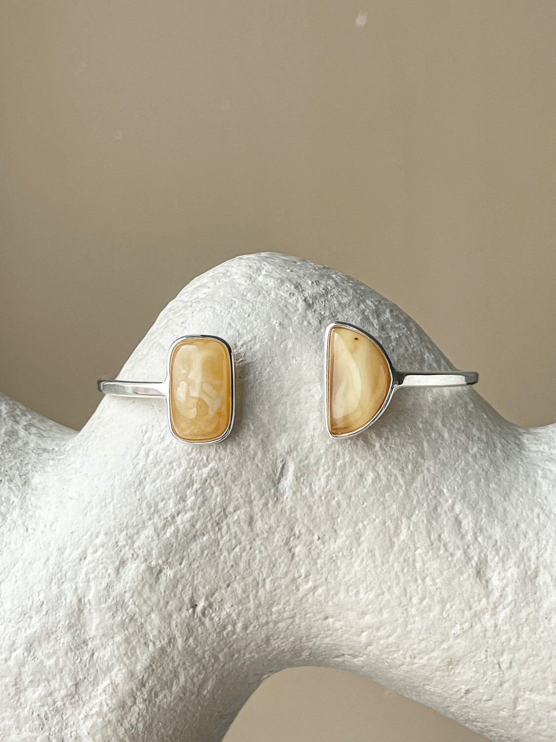 Кафф-браслет с медовым янтарем, размер 17