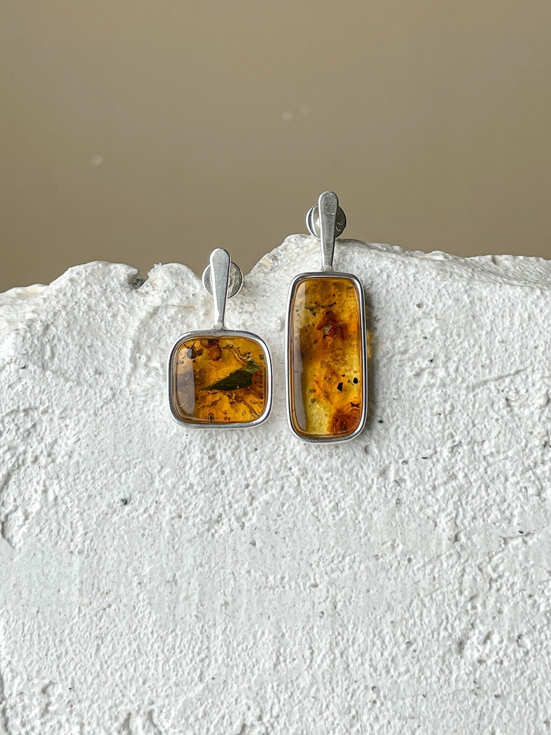 Асимметричные серьги с медовым янтарем 3,68гр.