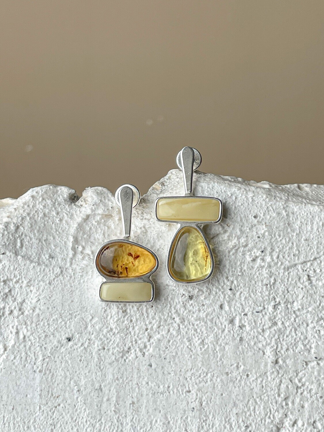 Серебряные асимметричные серьги с прозрачным янтарем, 4гр