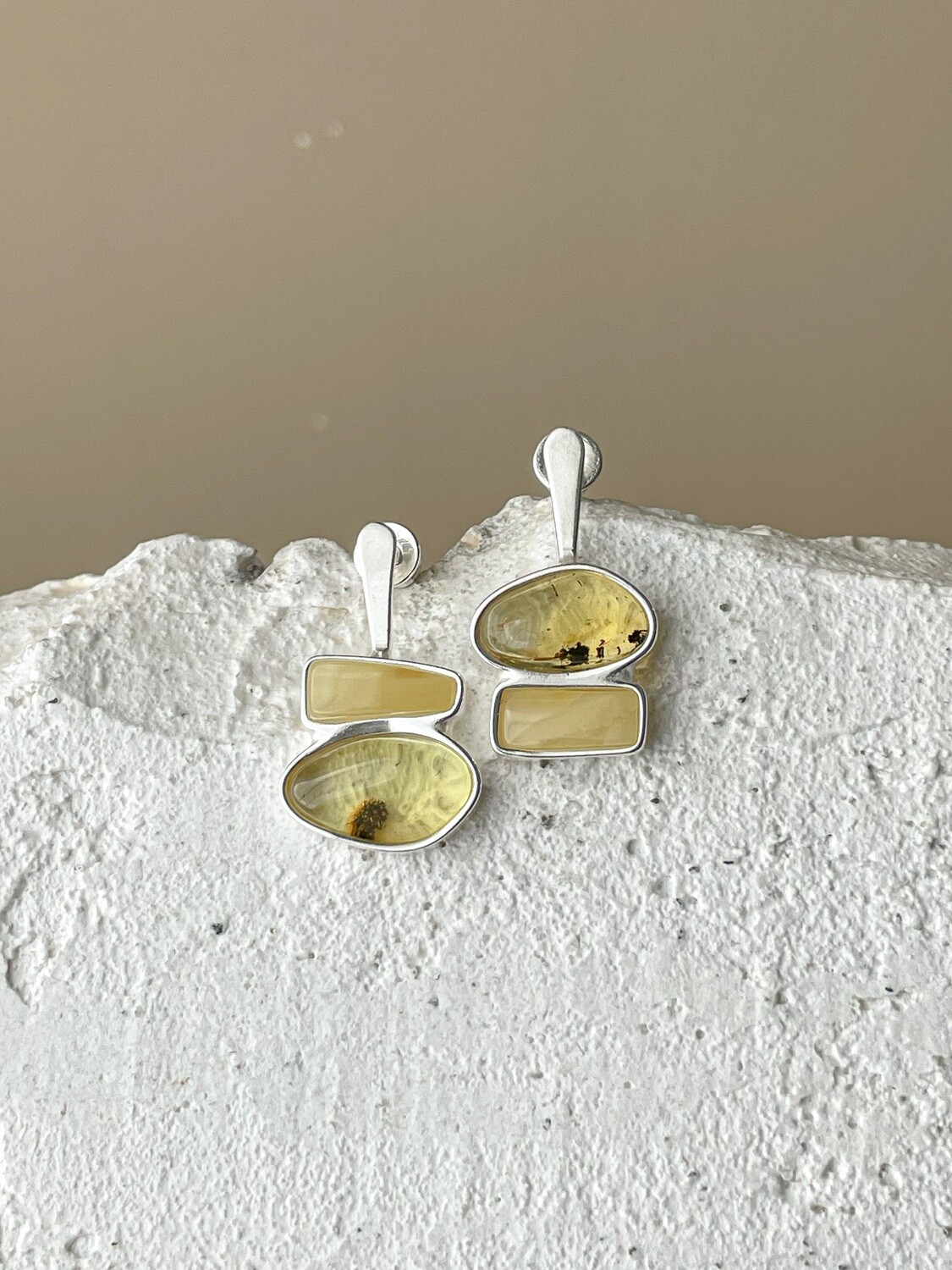 Серебряные асимметричные серьги с медовым янтарем, 4гр