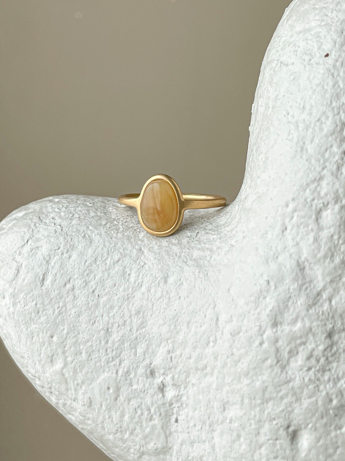 Тонкое кольцо с медовым янтарем, размер 18