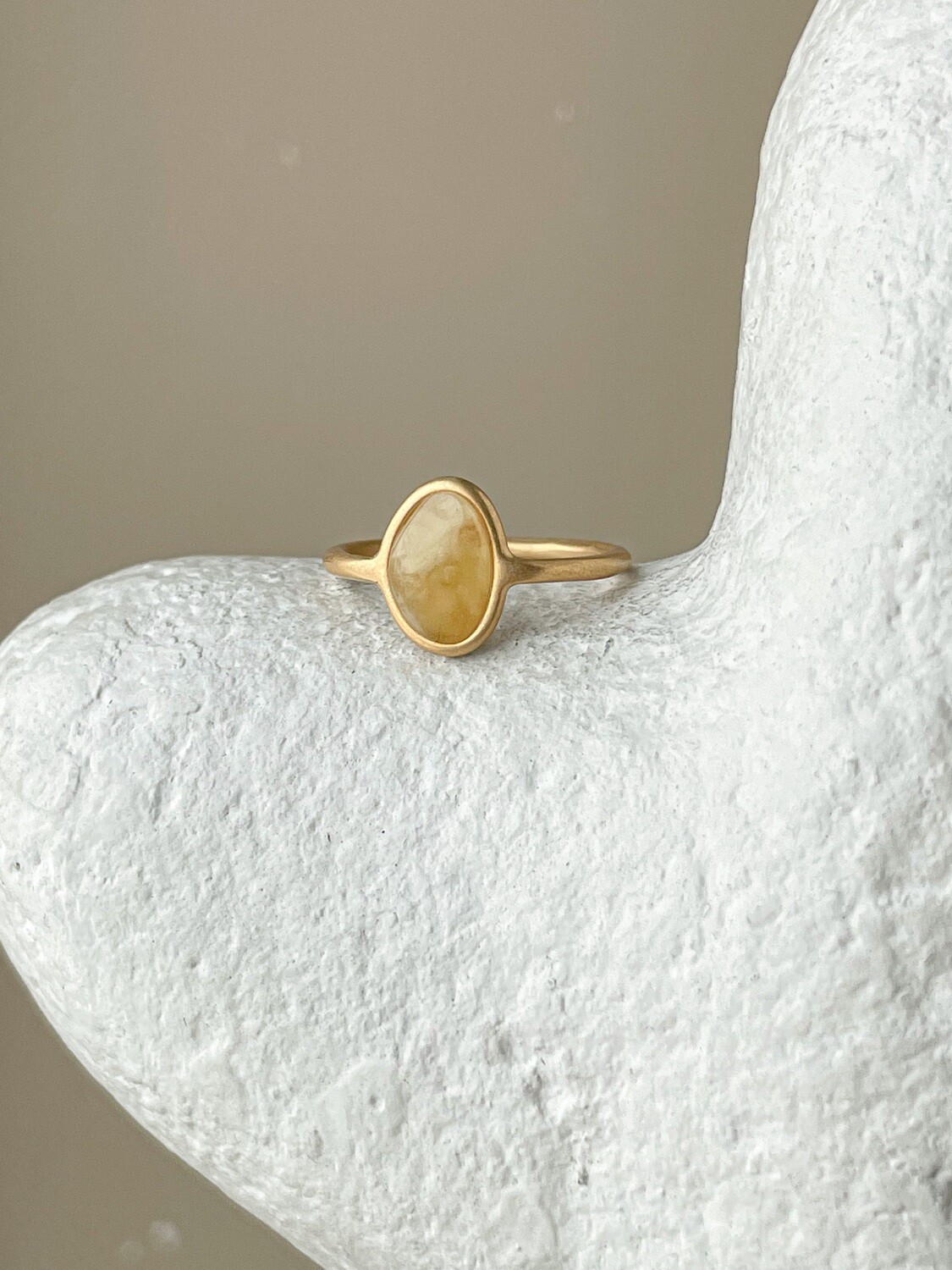 Тонкое кольцо с медовым янтарем, размер 17,75
