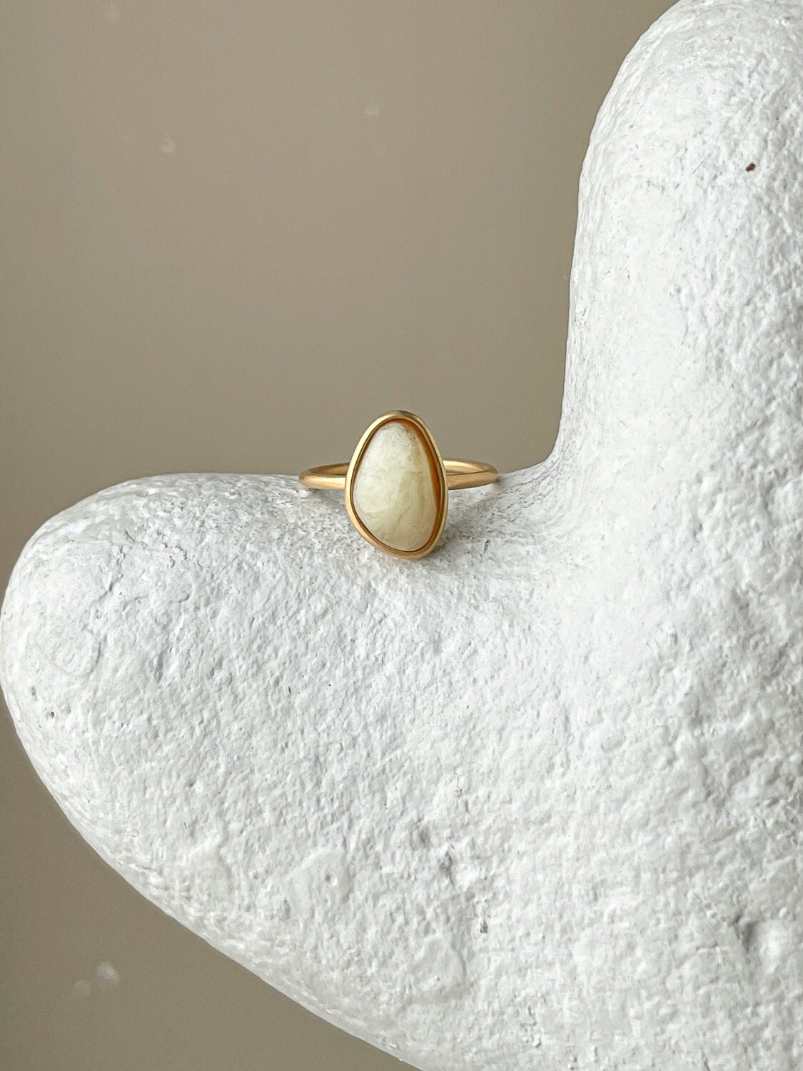 Тонкое кольцо с медовым янтарем, размер 16,25