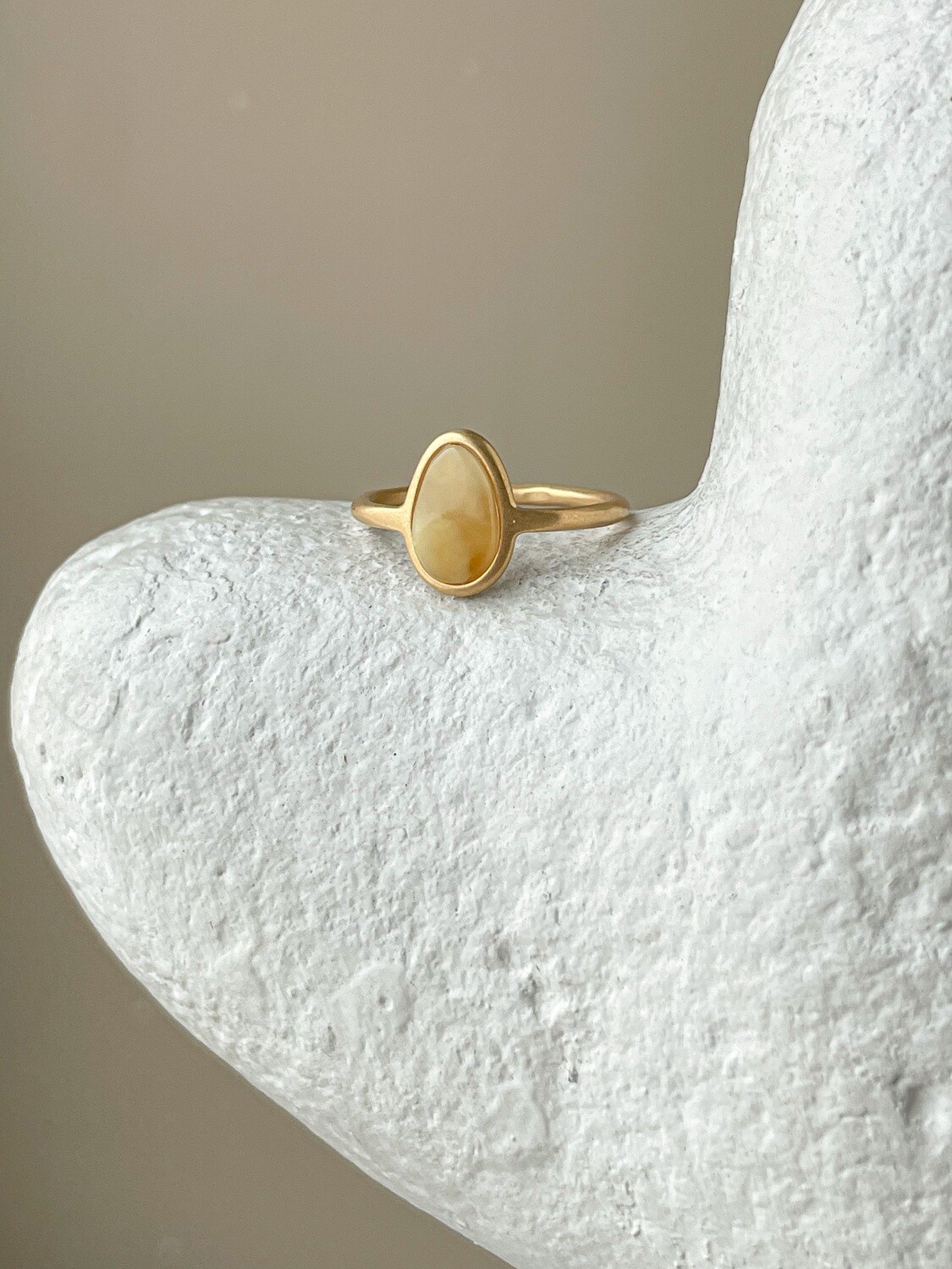 Тонкое кольцо с медовым янтарем, размер 17,25