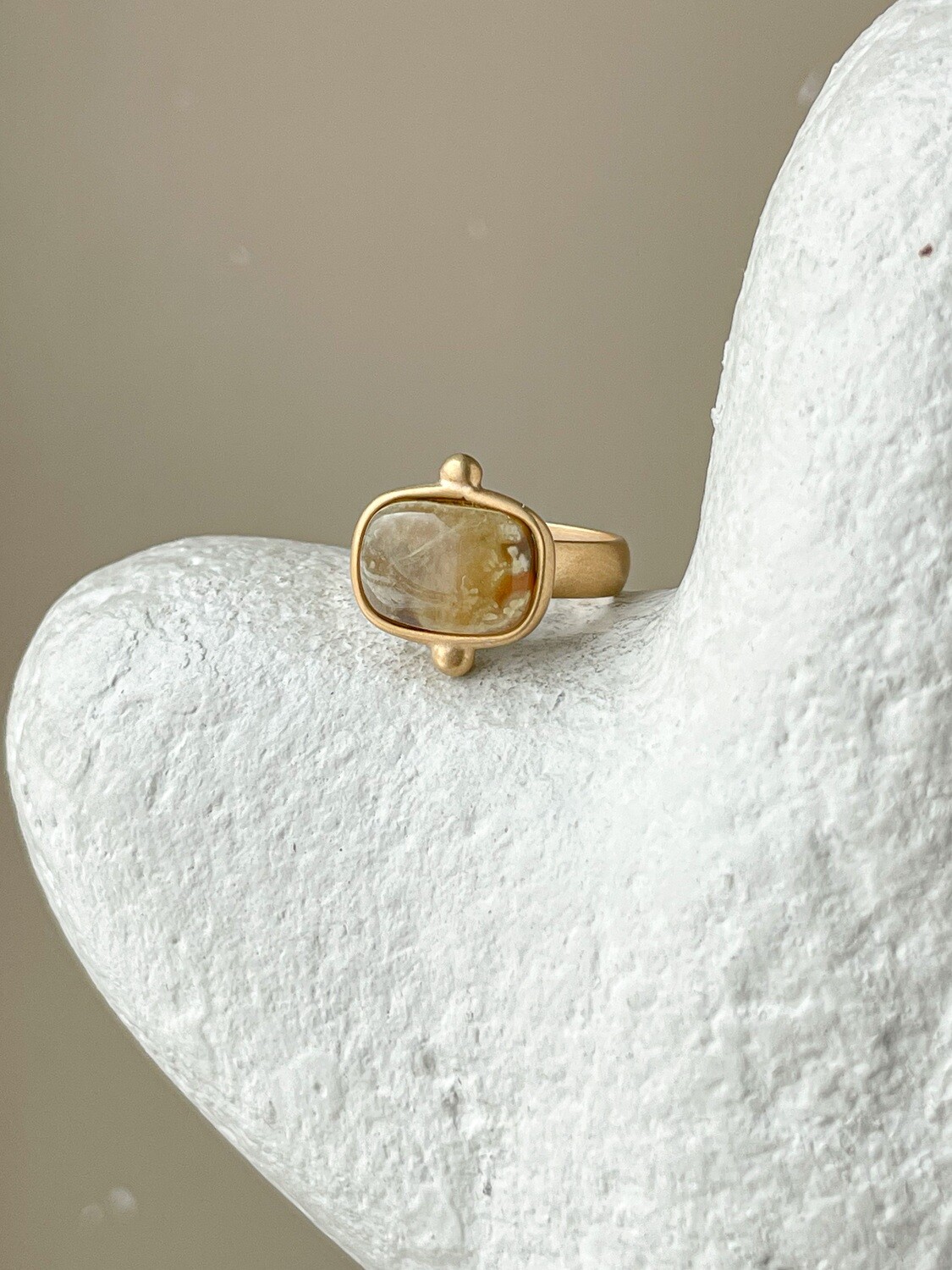 Кольцо в винтажном стиле с янтарем, размер 17,25