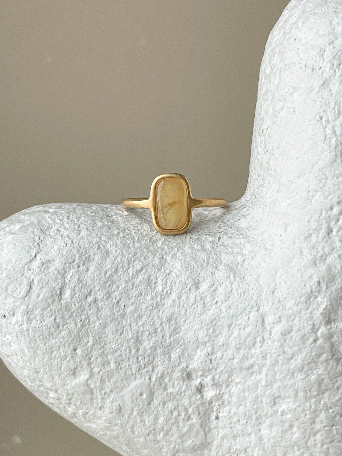 Тонкое кольцо с медовым янтарем, размер 17,75