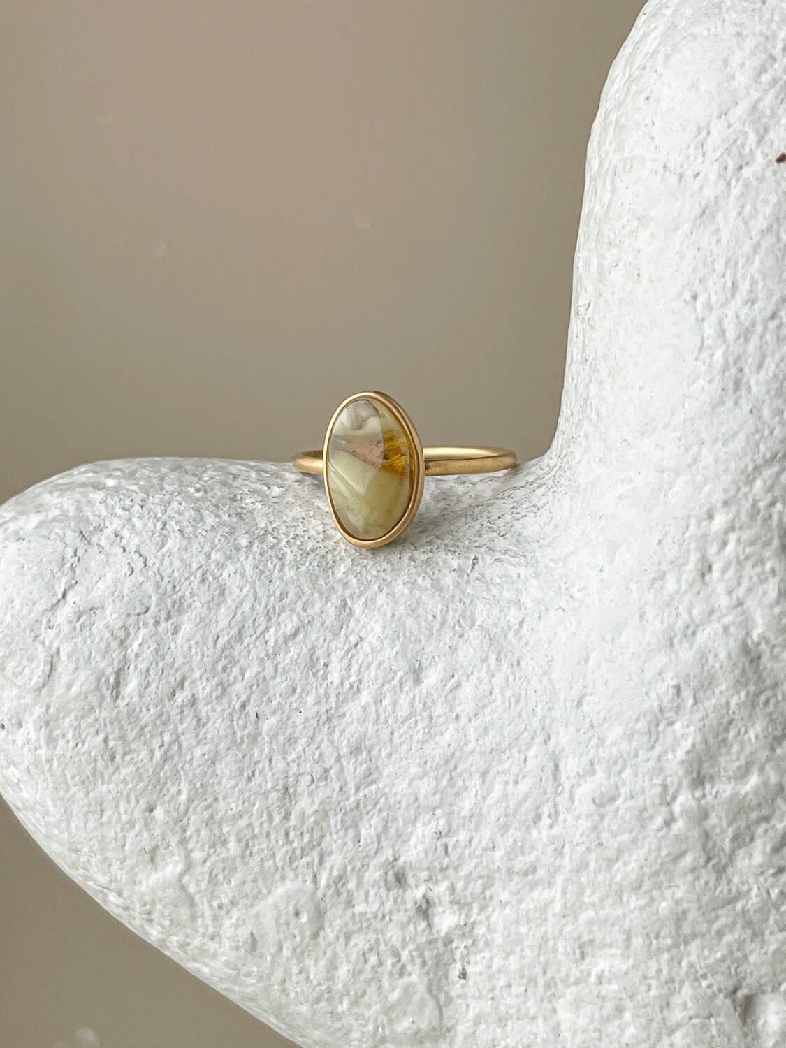 Тонкое кольцо с медовым янтарем, размер 17,5