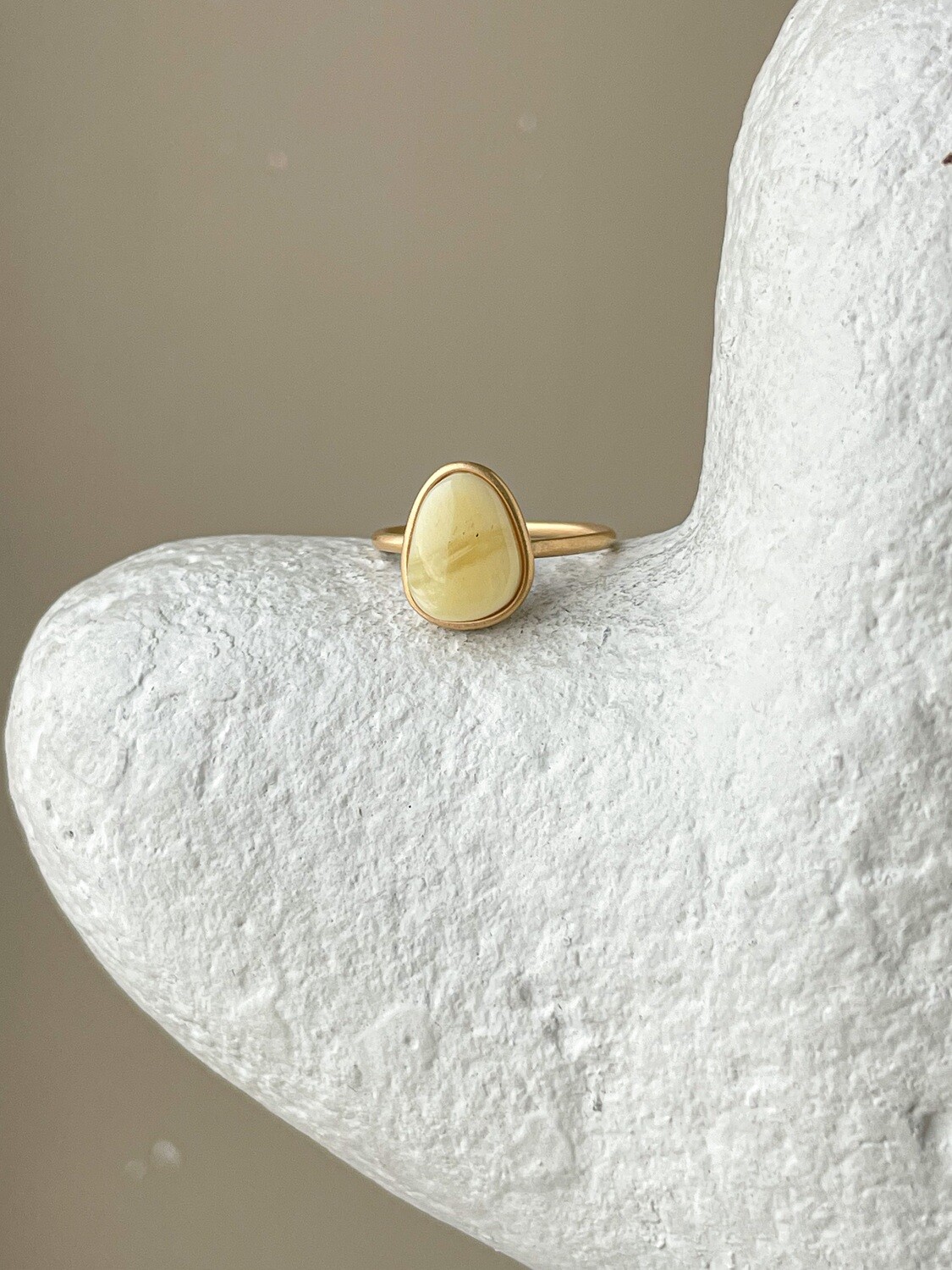 Тонкое кольцо с медовым янтарем, размер 16,5