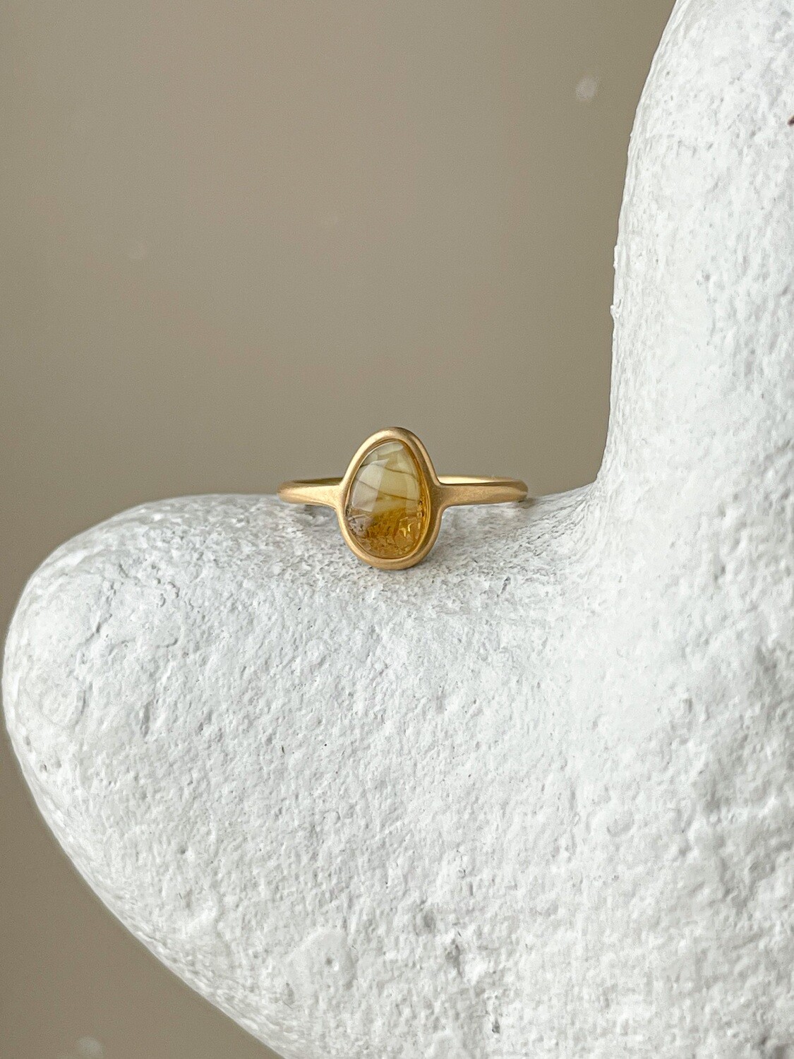 Тонкое кольцо с медовым янтарем, размер 17,25