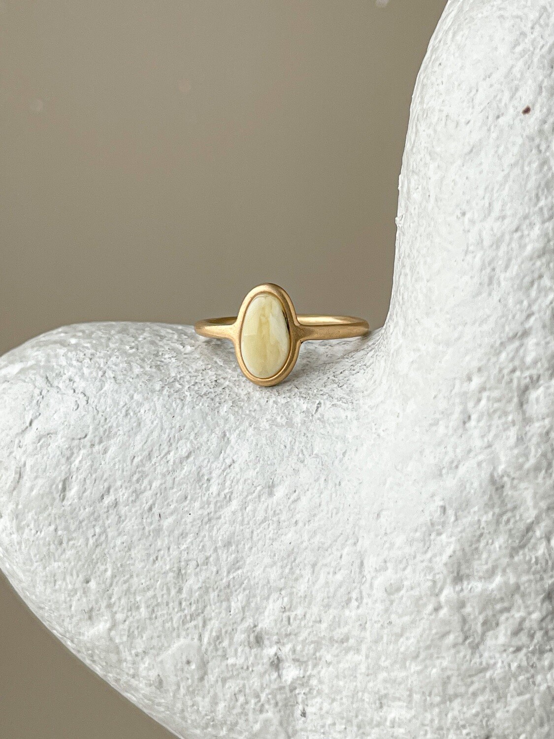 Тонкое кольцо с медовым янтарем, размер 17
