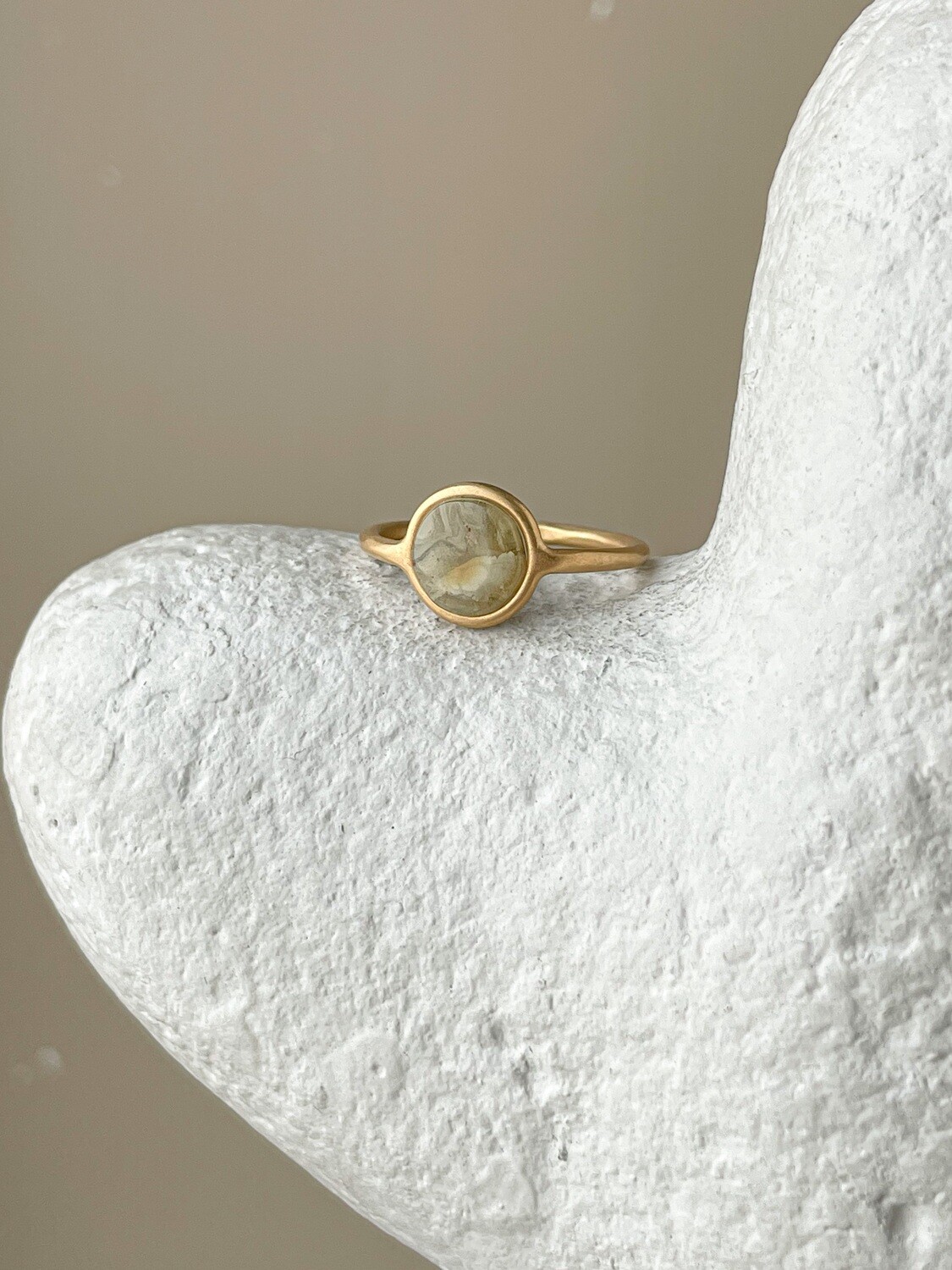 Тонкое кольцо с янтарем, размер 18,5