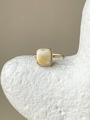 Тонкое кольцо с медовым янтарем, размер 18
