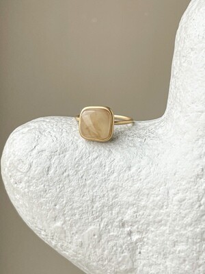 Тонкое кольцо с медовым янтарем, размер 16,75