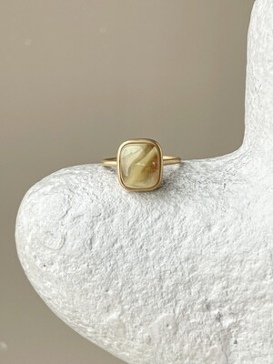 Тонкое кольцо с медовым янтарем, размер 16