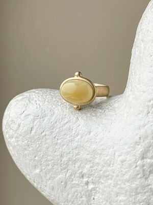Кольцо в винтажном стиле с медовым янтарем, размер 17,5