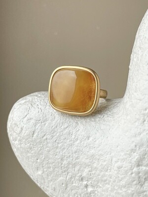 Объемное кольцо с медовым янтарем, размер 17,75